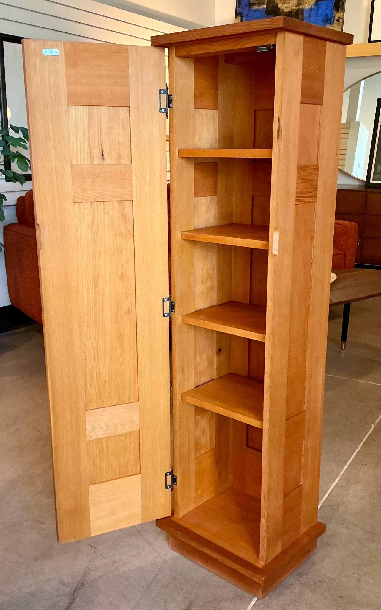 MEK designs Cabinet