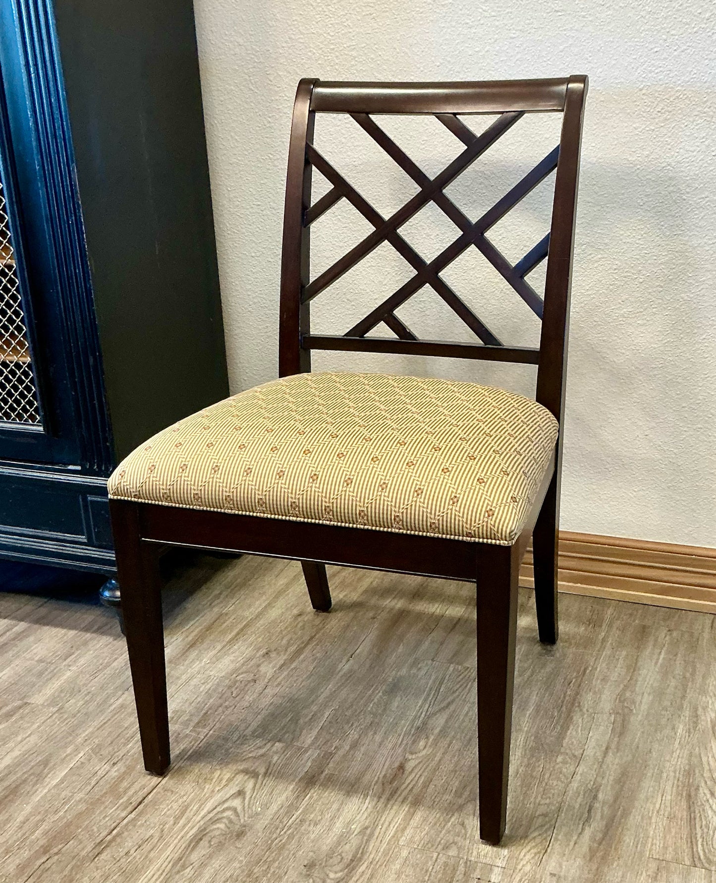 Ethan Allen Table & 6 Chippendale Style Chairs & 2 Verlain Arm Chairs