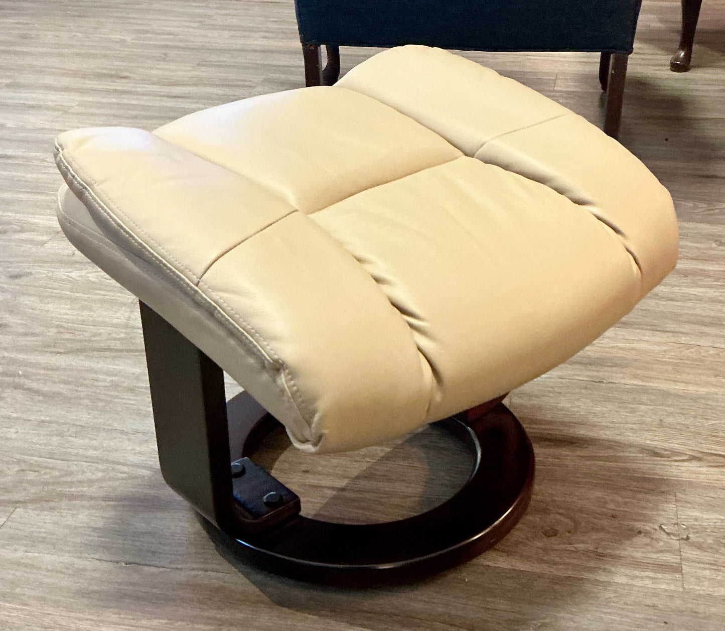 Chair w/Ottoman