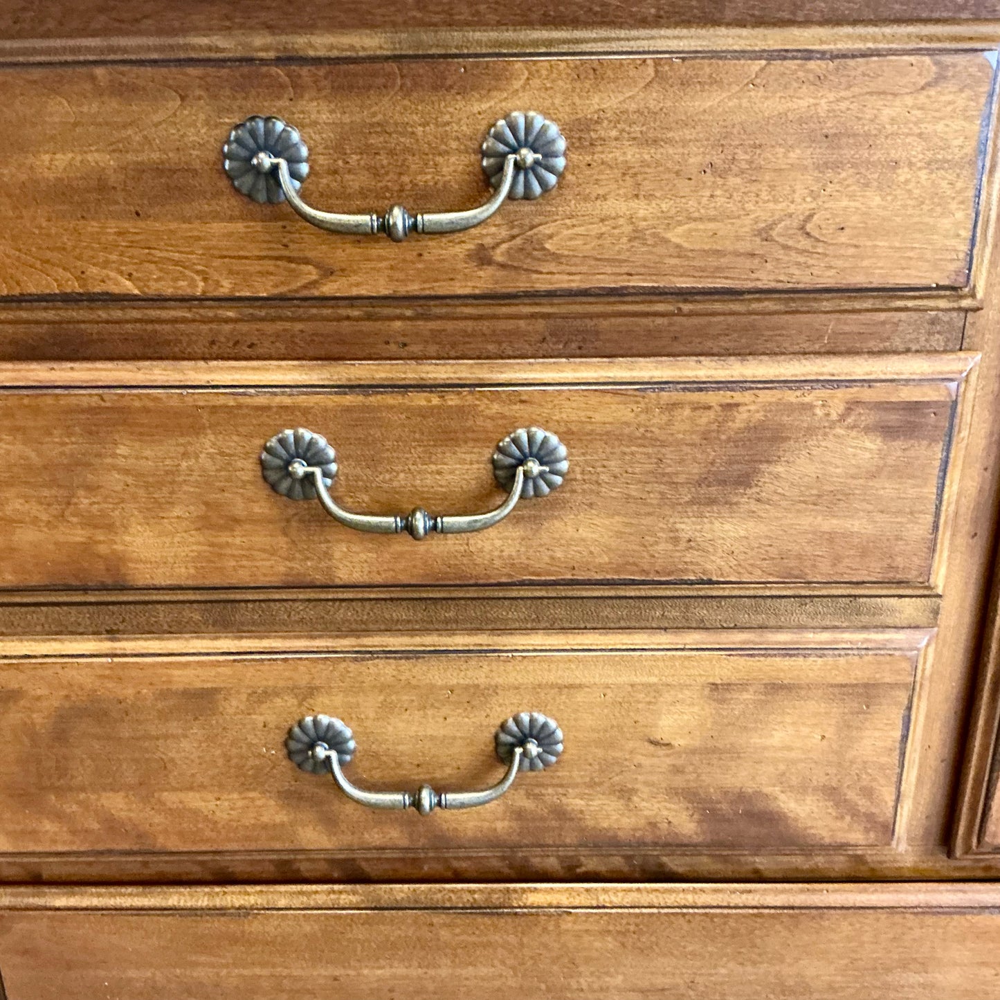 Etyjhan Allen Dresser